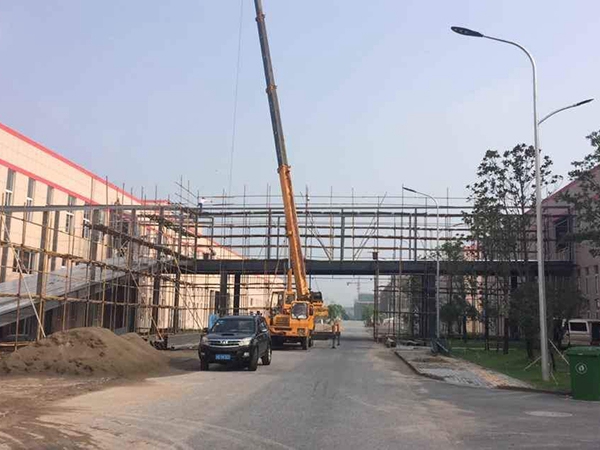 鋼結(jié)構(gòu)室外走廊施工圖片